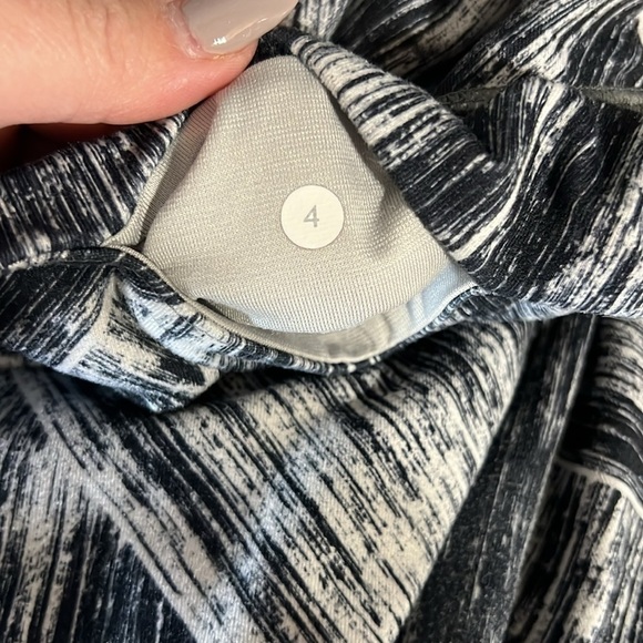 Lululemon Wunder Under Crop II Full-On Luon in Heat Wave White Black size 4 - Picture 8 of 8